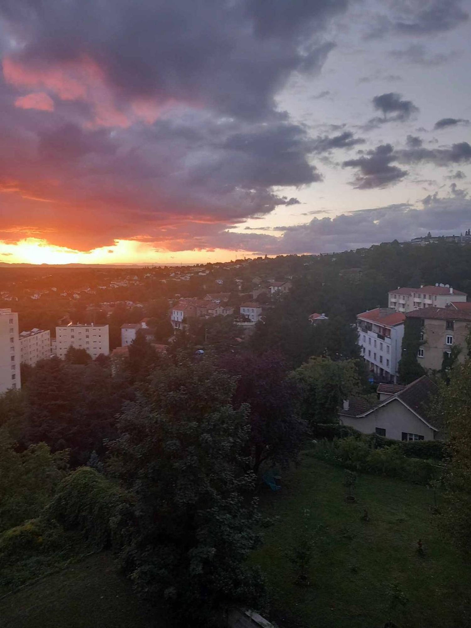 Apartamento Retour vers le passé Thiers Exterior foto