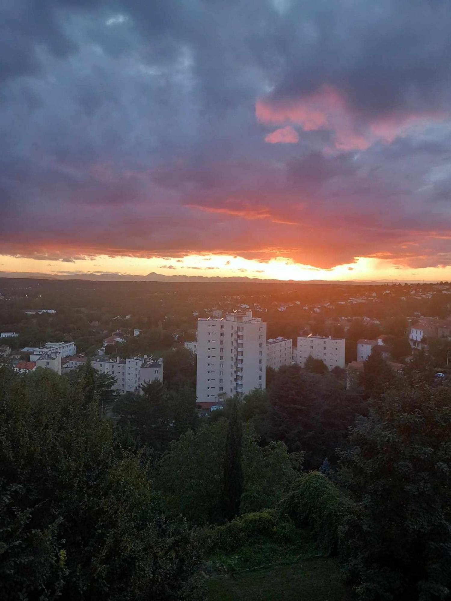 Apartamento Retour vers le passé Thiers Exterior foto